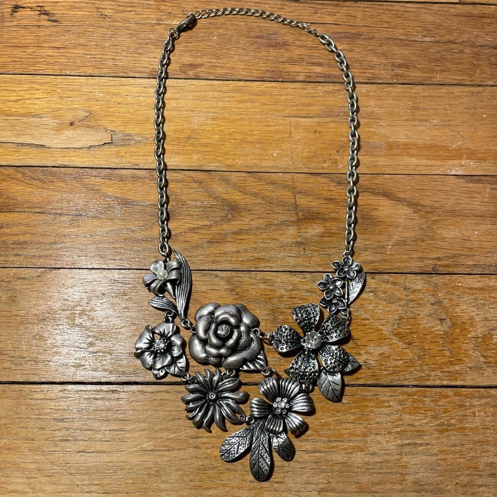 Chunky silver tone floral necklace